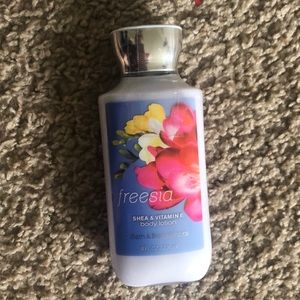 Bath and Bodyworks - Freesia lotion